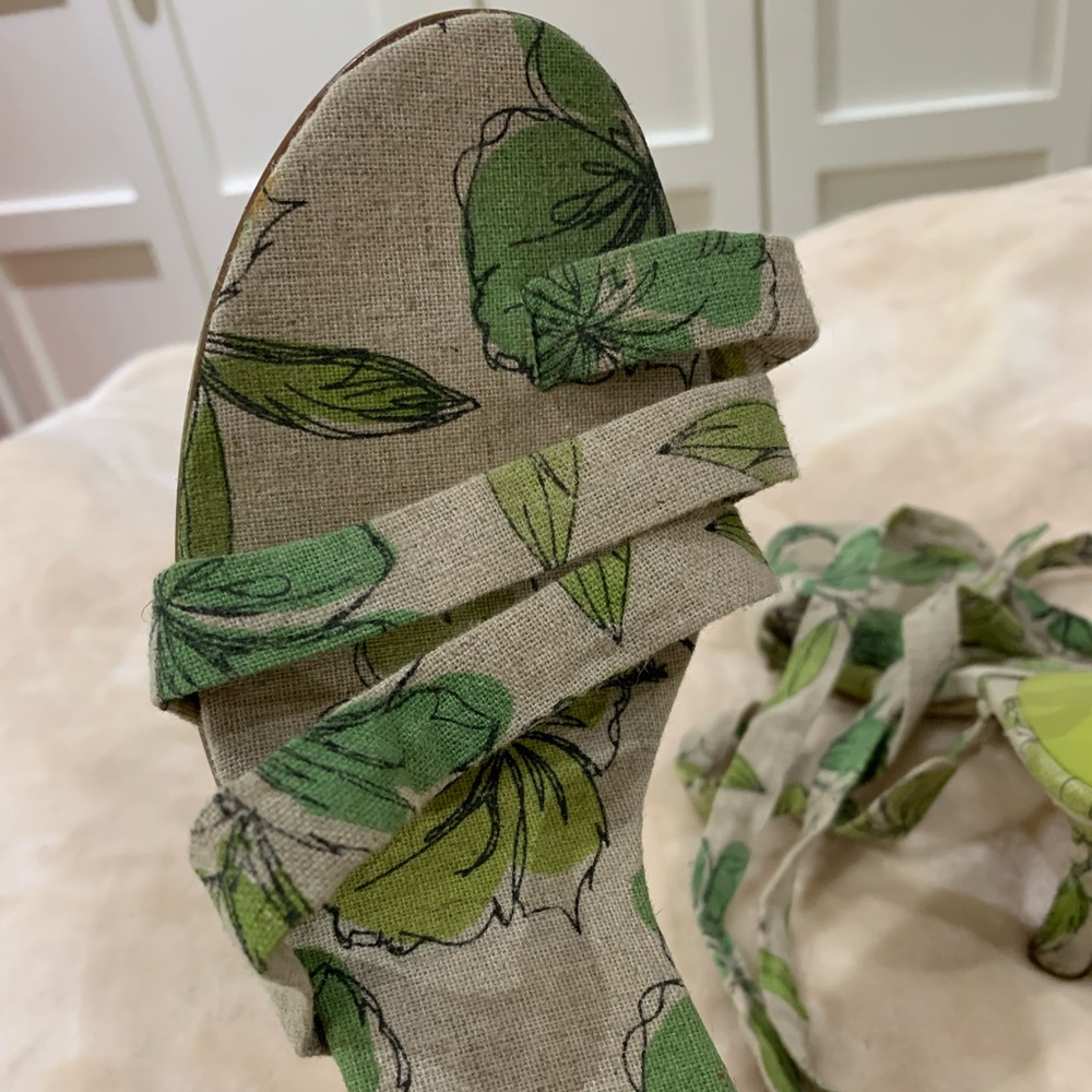 Candy apple ๐ green tie-around-ankle sexy heels, excellent condition - Picture 3 of 10